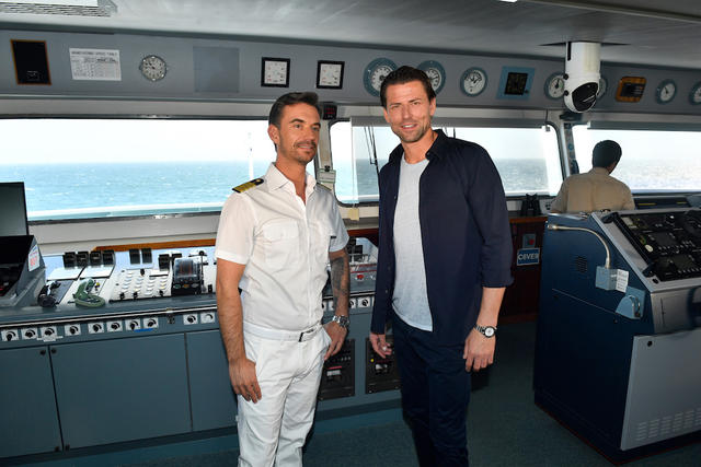 Prominenter Besuch auf dem Traumschiff: der ehemalige Nationaltorwart Roman Weidenfeller (r.) besucht Kapitän Max Parger (Florian Silbereisen, l.) auf der Brücke des Traumschiffs. Prominenter Besuch auf dem Traumschiff: der ehemalige Nationaltorwart Roman Weidenfeller (r.) besucht Kapitän Max Parger (Florian Silbereisen, l.) auf der Brücke des Traumschiffs.