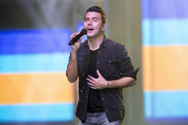 Jan Smit Jan Smit singt auf einer Bühne