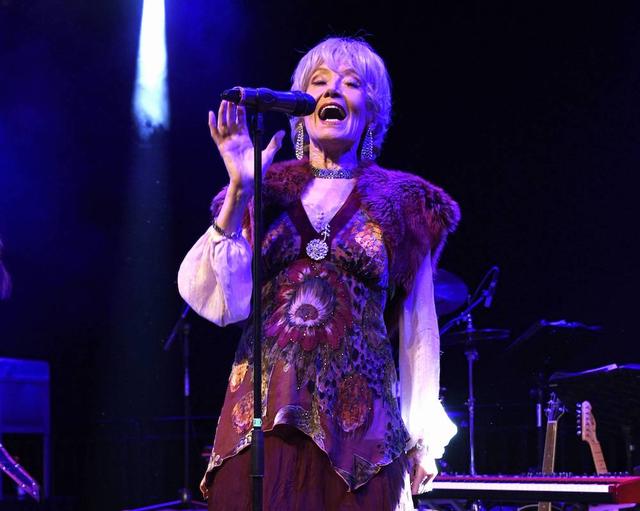 Edina Pop beim 12. „Schwarz-Weiss Ball Münchner G'schichten“ im Paulaner am Nockherberg im Februar 2019. Edina Pop beim 12. „Schwarz-Weiss Ball Münchner G'schichten“ im Paulaner am Nockherberg im Februar 2019.