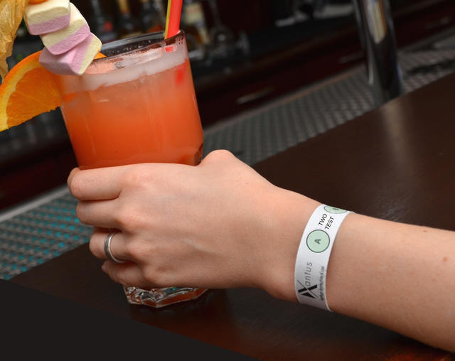 Das Xantus-Armband gehört zu jedem Karnevals- und Club-Abend dazu.