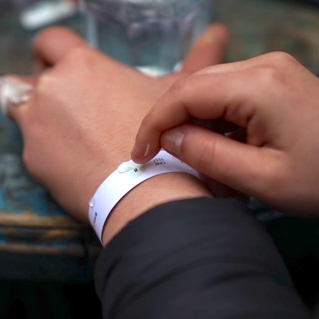 Für den Test einfach ein wenig Flüssigkeit auf die Testflächen reiben. Für den Test einfach ein wenig Flüssigkeit auf die Testflächen reiben.