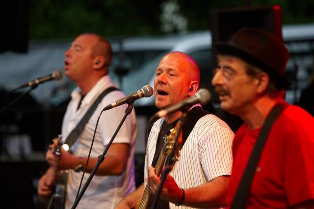 Gino Trovatello (Mitte) bei einem Auftritt mit der Band Räuber. 