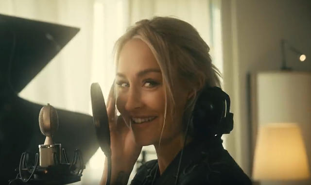 Sarah Connor in ihrem neuen Video zu „Sind wir bereit?“. Sarah Connor in ihrem neuen Video zu „Sind wir bereit?“.