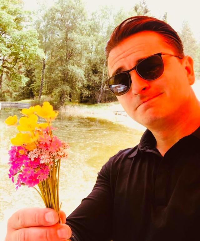Andreas Gabalier mit einem Blumengruß zum Muttertag. 