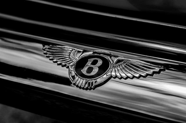 Auch hochkarätige Automarken wie Bentley sind Teil des Fuhrwerks der Schlagerstars. Das Logo von Bentley