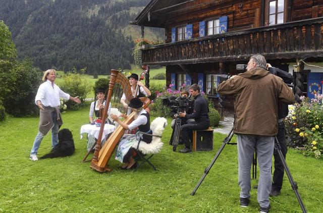 Hansi Hinterseer bei den Dreharbeiten zu „Im malerischen Tannheimer Tal“. Hansi Hinterseer bei den Dreharbeiten zu „Im malerischen Tannheimer Tal“.
