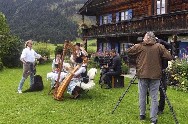 Hansi Hinterseer bei den Dreharbeiten zu „Im malerischen Tannheimer Tal“.