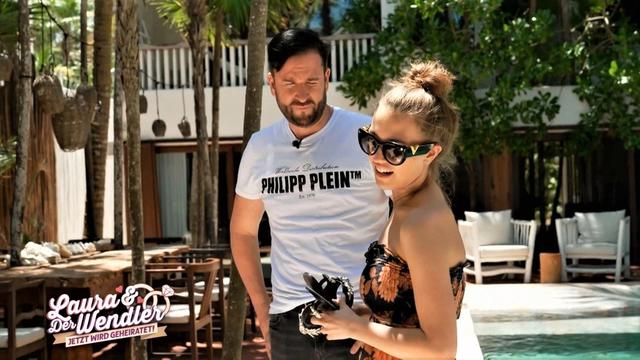 Wendler und Laura neben Pool