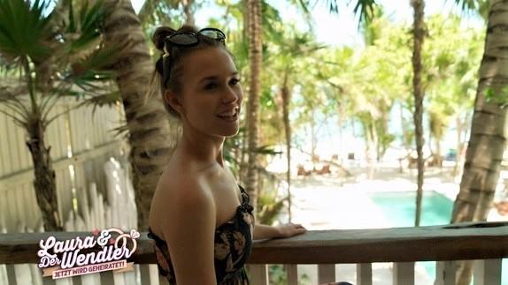 Laura zeigt privaten Strand