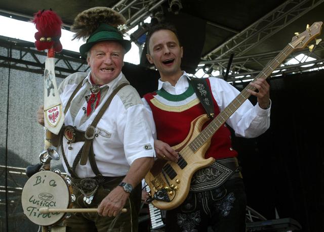 Sänger und Bassist Markus Unterladstätter mit einem Fan