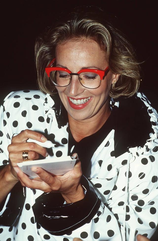 Ilona Christen 1992 beim Signieren eines Autogramms