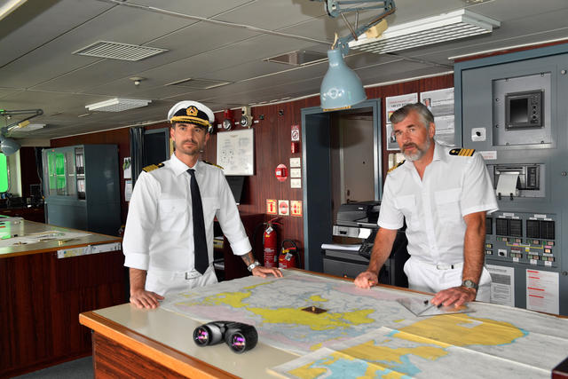 Florian Silbereisen (l.) als Kapitän auf dem ZDF-"Traumschiff". Florian Silbereisen (l.) als Kapitän auf dem ZDF-"Traumschiff".