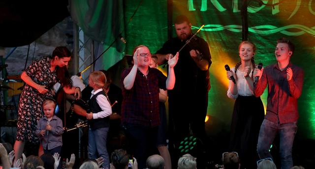 Angelo Kelly und seine Familie bei der "Irish Summer Tour" 2018. Links steht Sohn William neben seiner Mutter.