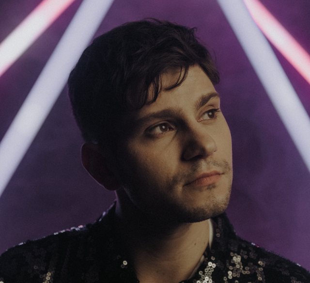 Julian Reim hat seine neue Single "Gravitation" veröffentlicht. Julian Reim hat seine neue Single "Gravitation" veröffentlicht.