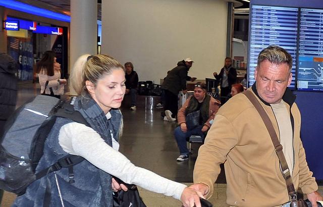 Yvonne Woelke und Peter Klein gemeinsam am Flughafen in Frankfurt