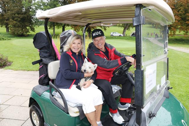 Marianne und Michael Hartl zusammen mit ihrem Hund Winnie 2021 Marianne und Michael Hartl zusammen mit ihrem Hund Winnie 2021