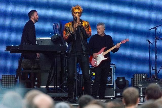 Massive Attack 2018 in Berlin, Angelo Bruschini rechts an der Gitarre