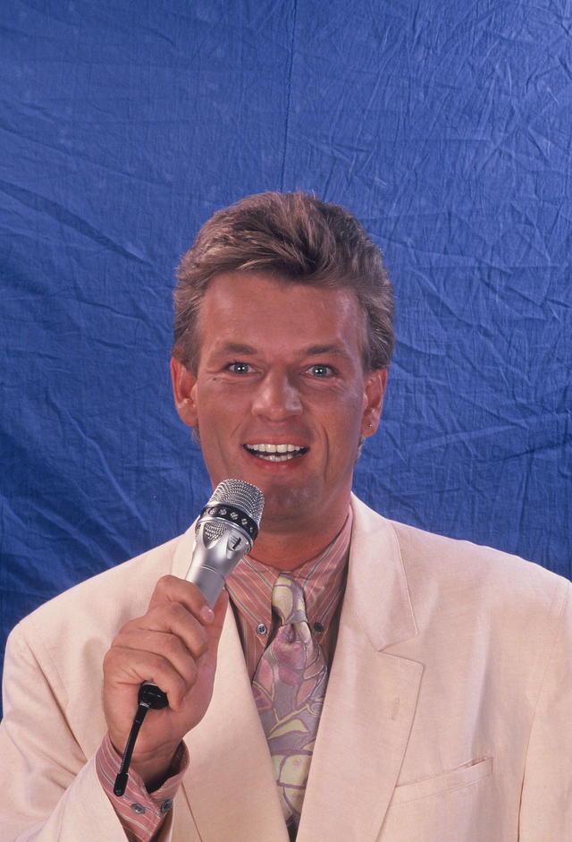 Moderator Frank Papke bei der Musikrevue 1990