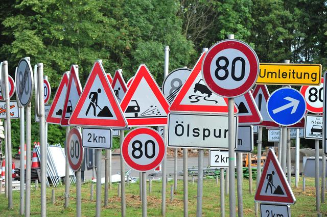 Verkehrsschilderwald Ein Durcheinander von Verkehrsschildern