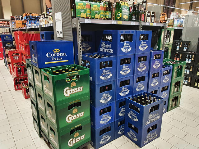 Verschiedene Getränke in einem Getränkemarkt Verschiedene Getränke in einem Getränkemarkt