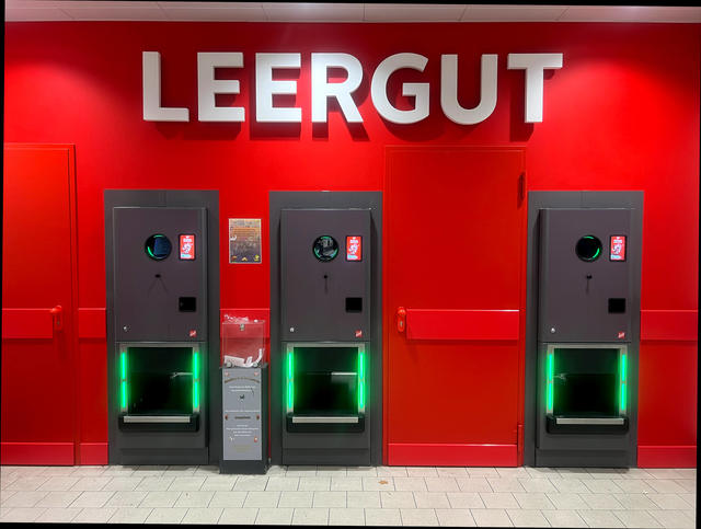 Mehrere Leergutautomaten stehen nebeneinander