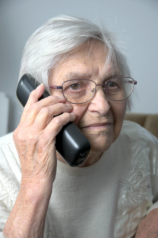 Eine ältere Frau telefoniert Eine ältere Frau telefoniert
