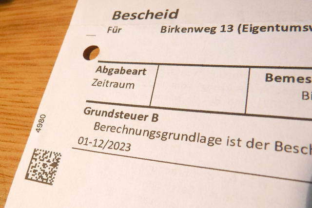 Ein Grundsteuerbescheid vom Finanzamt liegt auf dem Tisch Ein Grundsteuerbescheid vom Finanzamt liegt auf dem Tisch