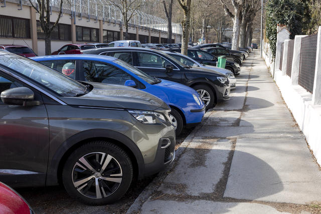 Mehrere Autos parken nebeneinander Mehrere Autos parken nebeneinander