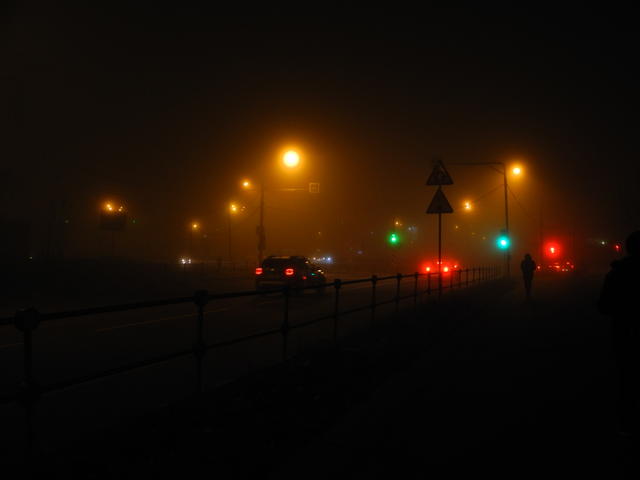 Autos bei Nacht unter Laternen