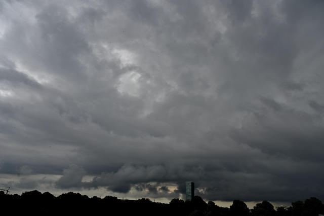 Unwetter über Stadt Ein Unwetter braut sich über einer Stadt zusammen