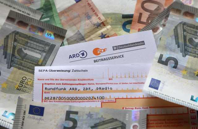 GEZBescheid GEZ-Bescheid mit 5-Euro-Scheinen