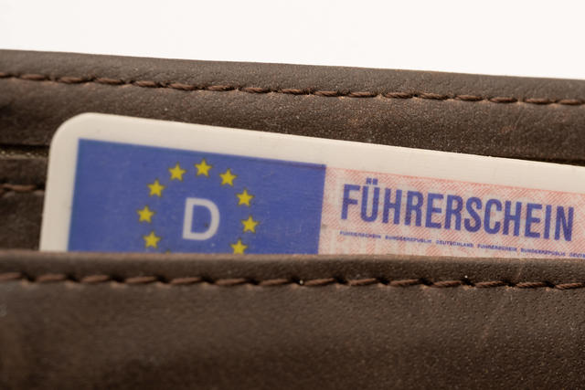 Ein Führerschein befindet sich in einem Portemonnaie Ein Führerschein befindet sich in einem Portemonnaie