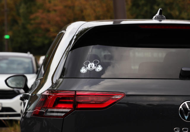 Ein Auto von hinten mit einem Aufkleber Ein Auto von hinten mit einem Aufkleber
