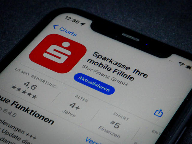 Auf einem Smartphone ist die App der Sparkasse installiert Auf einem Smartphone ist die App der Sparkasse installiert