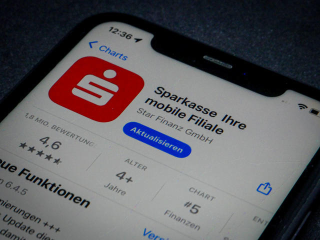Auf einem Smartphone ist die App der Sparkasse installiert