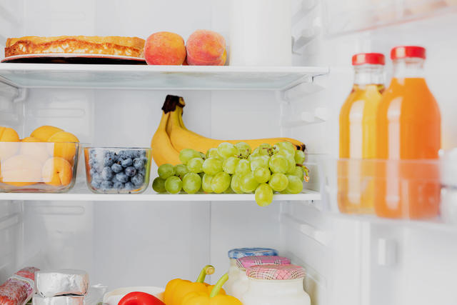 Offener Kühlschrank Ein Bick in einen offenen Kühlschrank