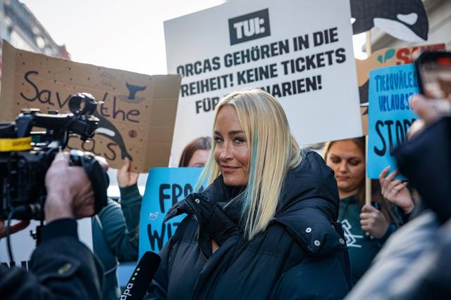 Sarah Connor protestiert vor Tui-Reisebüro für die Freilassung von Orca-Walen, 15.10.2024 Sarah Connor protestiert vor Tui-Reisebüro für die Freilassung von Orca-Walen, 15.10.2024