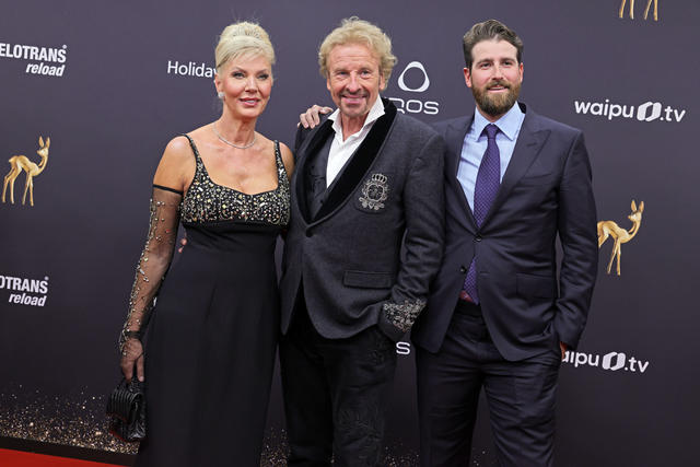 Thomas Gottschalk mit Partnerin Karina Mroß und Sohn Roman auf dem roten Teppich, 2023 Thomas Gottschalk mit Partnerin Karina Mroß und Sohn Roman auf dem roten Teppich, 2023