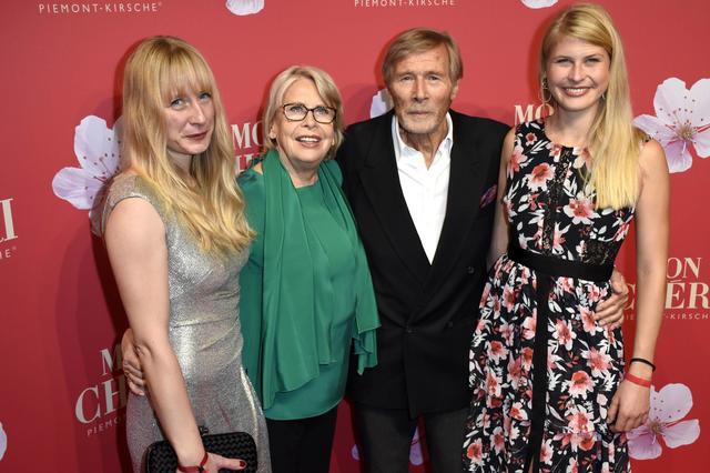 Horst Janson mit Ehefrau Hella Janson und den Töchtern Laura Janson und Sarah Janson beim "Mon Cheri Barbara Tag" 2018 Horst Janson mit Ehefrau Hella Janson und den Töchtern Laura Janson und Sarah Janson beim "Mon Cheri Barbara Tag" 2018