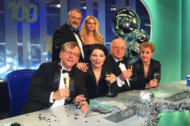 Björn-Hergen Schimpf mit Bianca (hinten) und H. Feuerstein, V. Int-Veen, N. Blüm, T. Schumann (vorn v.l.) in "Was bin ich?", 2003 Björn-Hergen Schimpf mit Bianca (hinten) und H. Feuerstein, V. Int-Veen, N. Blüm, T. Schumann (vorn v.l.) in "Was bin ich?", 2003