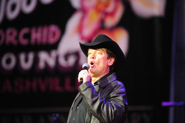 Ronnie McDowell bei einem Auftritt im Jahr 2010 Ronnie McDowell bei einem Auftritt im Jahr 2010