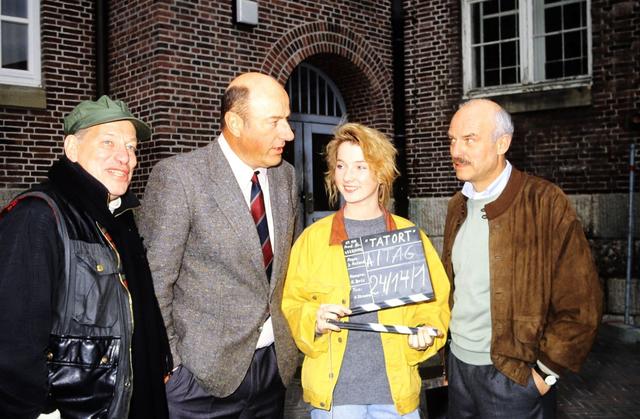 Regisseur Jürgen Roland, Manfred Krug, Katja Studt und Charles Brauer bei Dreharbeiten der Krimiserie Tatort, 1991 Regisseur Jürgen Roland, Manfred Krug, Katja Studt und Charles Brauer bei Dreharbeiten der Krimiserie Tatort, 1991