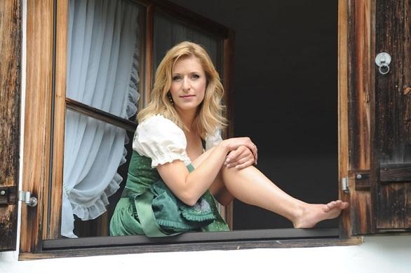 Die Zuschauer sind schon ganz gespannt auf die Einblicke in das Leben der Stars. Stefanie Hertel überzeugt mit ihrer natürlichen und frischen Art! Stefanie Hertel Dirndl