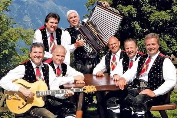 Die Kastelruther Spatzen präsentieren sich vor dem romantischen Bergpanorama. Mit viel Sonne und guter Laune kann die Show beginnen! Kastelruther Spatzen