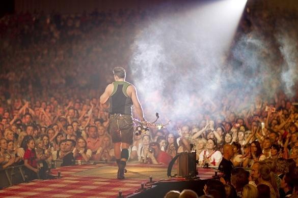 Der etwas andere Schlagerstar Andreas Gabalier rockte die Bühne in Lederhosen und Muscle-Shirt. Heiß! Andreas Gabalier Schlagernacht Wien