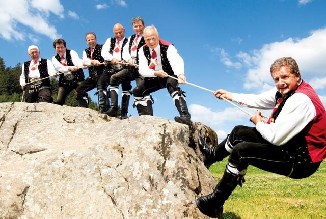 Die Kastelruther Spatzen durften in der TV-Sendung vom Sonntag nicht fehlen! Obwohl herbstliche Temparaturen noch auf sich warten lassen, sagen die Spatzen: "Servus" zum "Schlechte-Laune-Wetter"! Kastelruther Spatzen ZDF Herbstshow