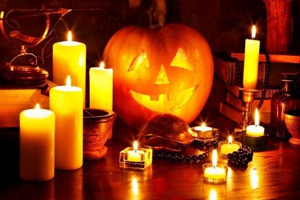 Ein schönes schauriges Halloween Fest wird noch schöner mit den richtigen Accessoires und der richtigen Partymusik! Halloween