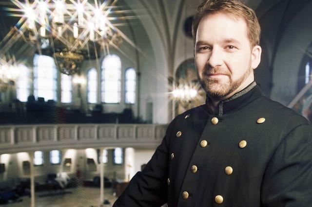 Ronny Weiland ist traditionell gekleidet; perfekt abgestimmt auf seine Lieder aus der russischen Folklore! Ronny Weiland neues Album