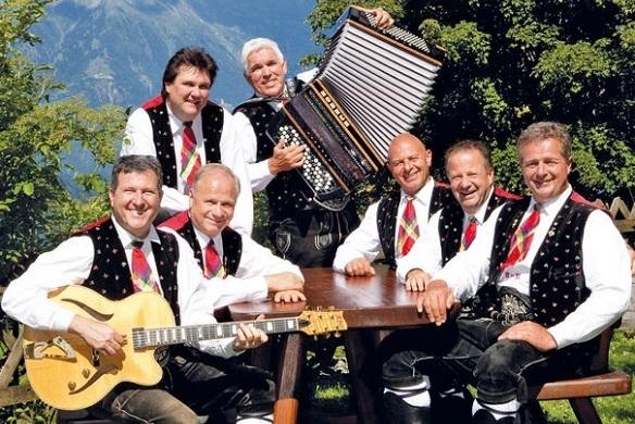 Die Kastelruther Spatzen müssen sich mit schweren Vorwürfen auseinandersetzen. Die Band lässt die Musik im Studio zum Teil von anderen Musikern einspielen. Kastelruther Spatzen