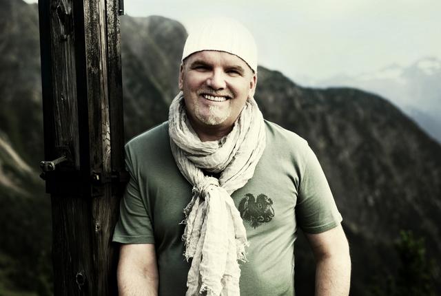 DJ Ötzi gehört zu den erfolgreichsten Schlagerkünstlern in der Musikbranche… Doch das war nicht immer so! Der Österreicher begeistert seine Fans mit seinen großen Hits und seiner Ausstrahlung! DJ Ötzi